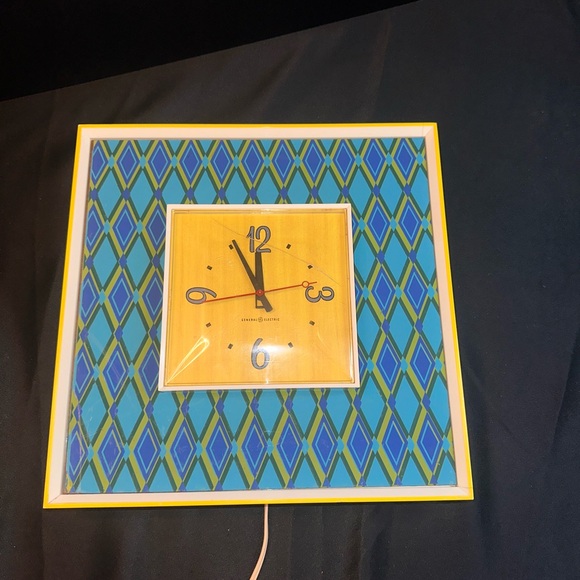 Vintage 1970’s GE Dual Faceplate Wall Clock